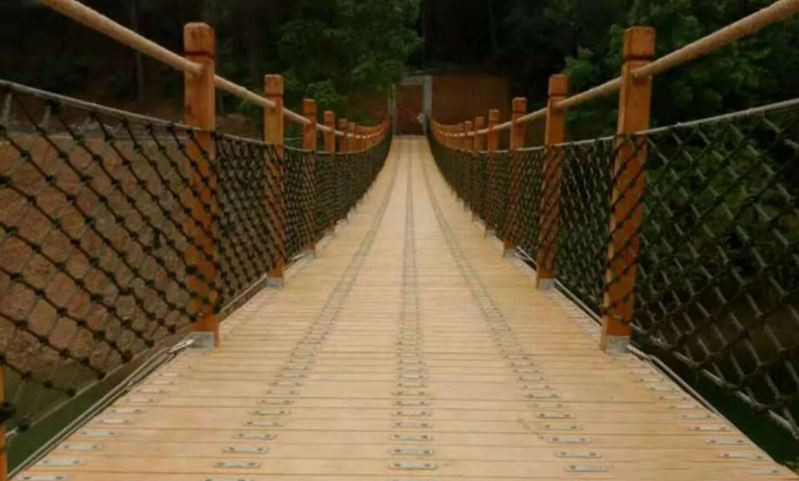 木質吊橋安裝廠家來給你解釋木制欄桿的問題